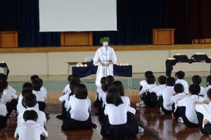 倉敷市立庄中学校のキャンドルのつどい。新一年生、新たな決意を胸に