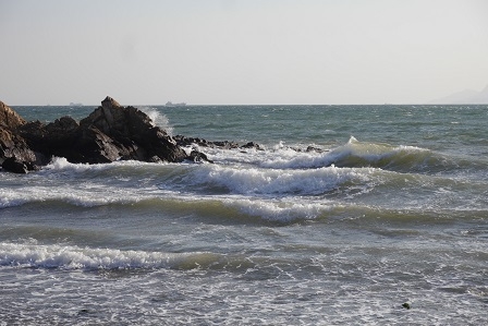 普段は穏やかな瀬戸内海も強風でこの波です