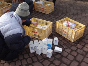 準備風景です　　牛乳パックで型を取ります