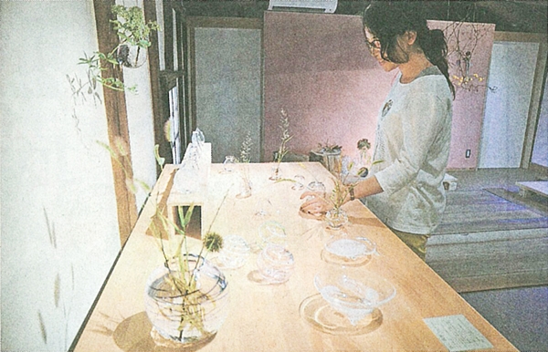 山陽新聞に「秋の野草を飾るガラスの花びん展」が紹介されました